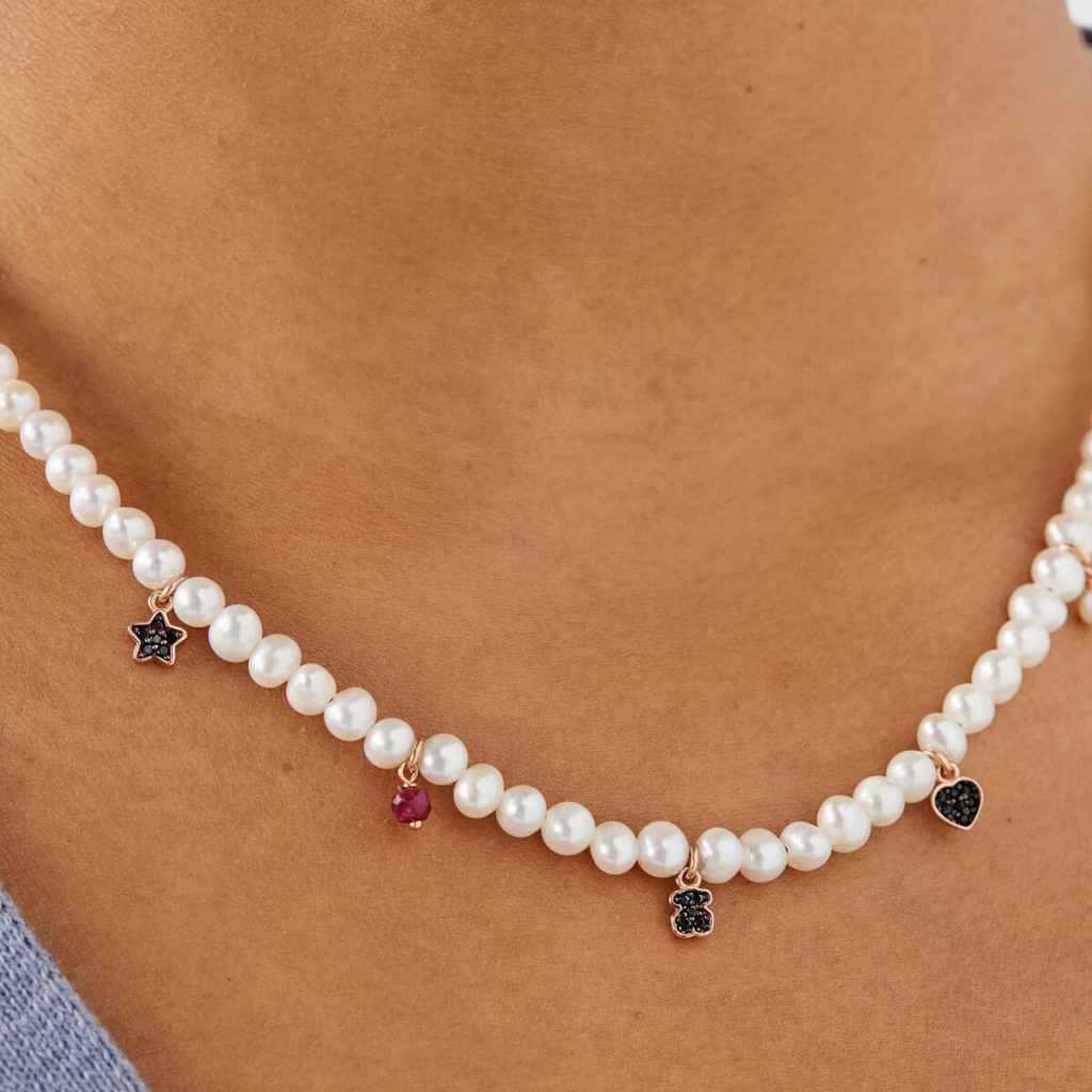 Collar de perlas y cordón negro con plata vermeil rosa y gemas Motif
