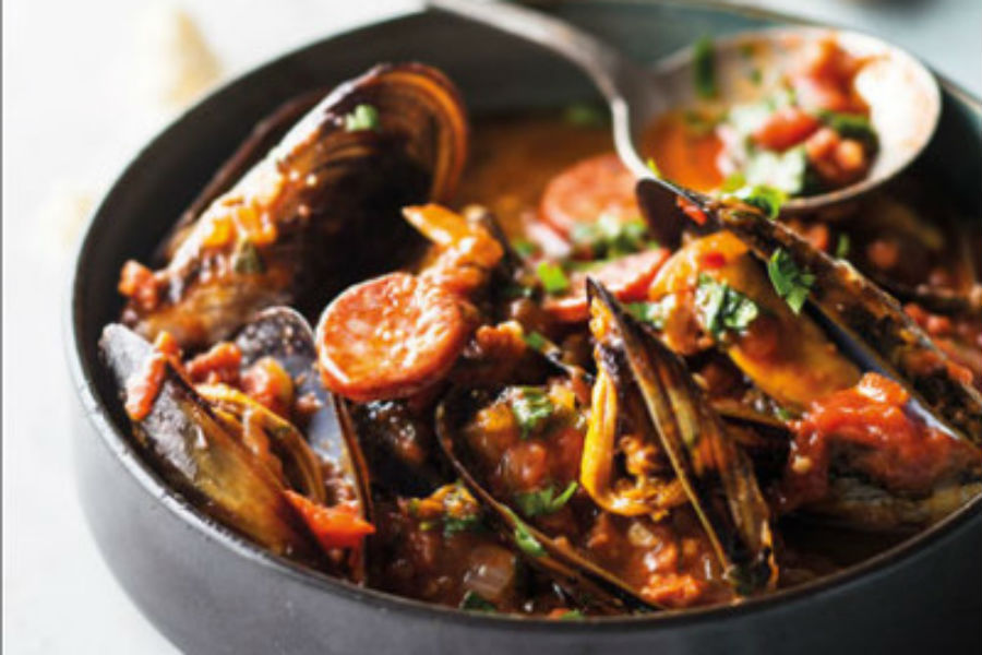 Mejillones con chorizo y tomate sobre pan tostado