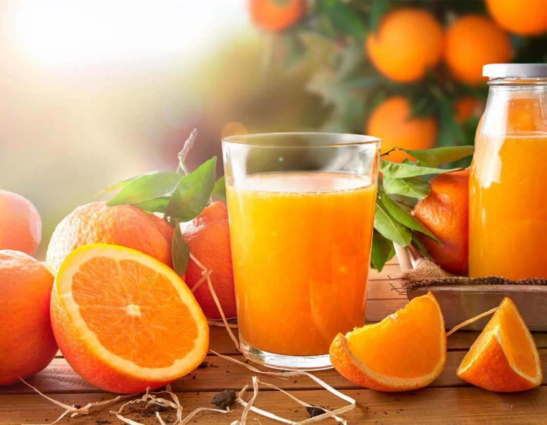 como tomar zumo de naranja