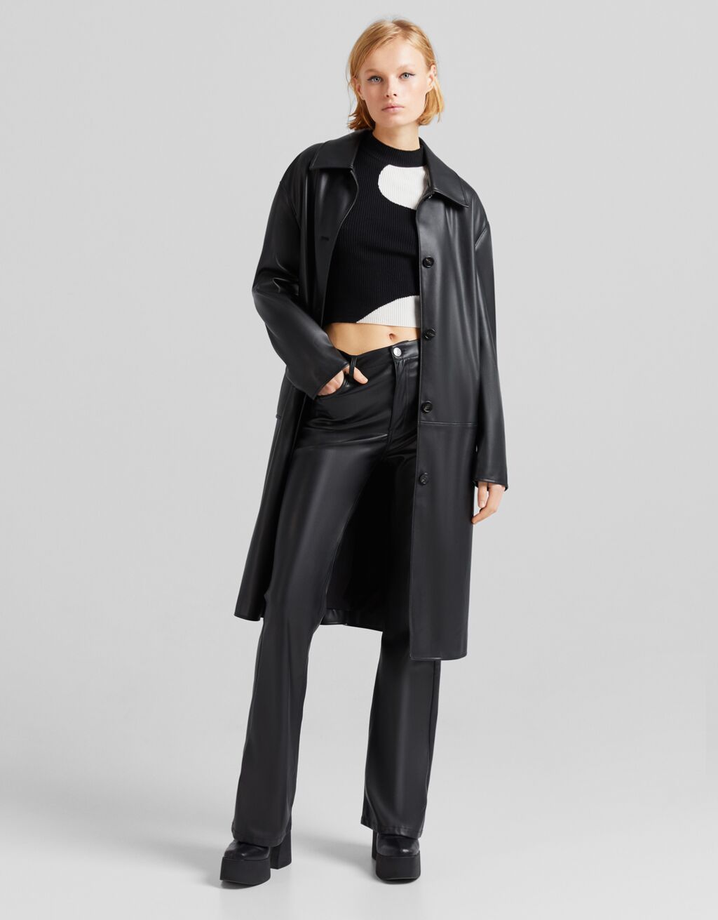 gabardina piel bershka