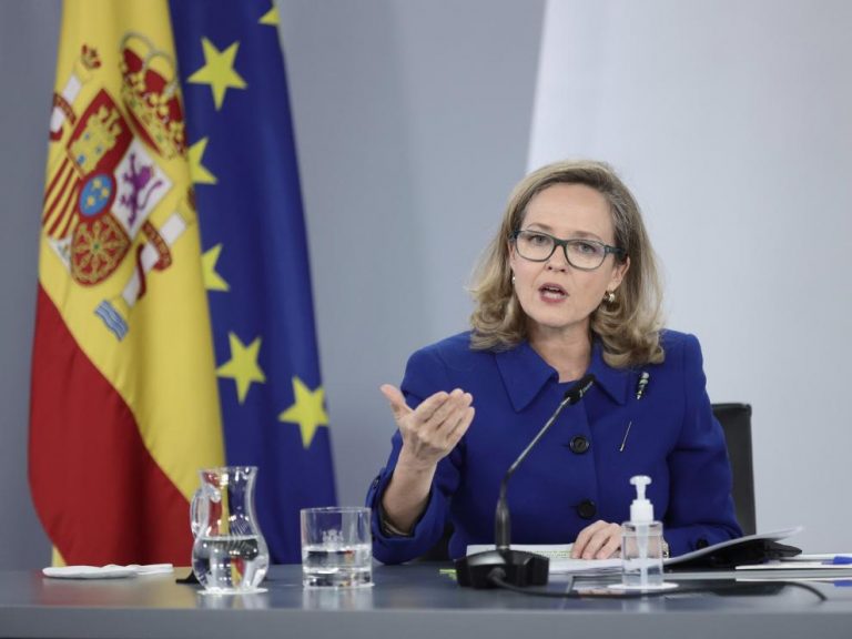 Moncloa afea a Calviño que Intel rechace invertir en España y la empuja más a Europa