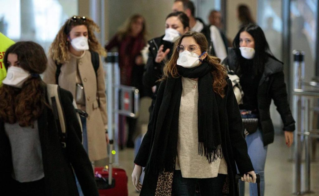 Sanidad hace trabajar a una empresa privada por la noche para que Carolina Darias reciba sus noticias 1 Moncloa mascarilla Moncloa