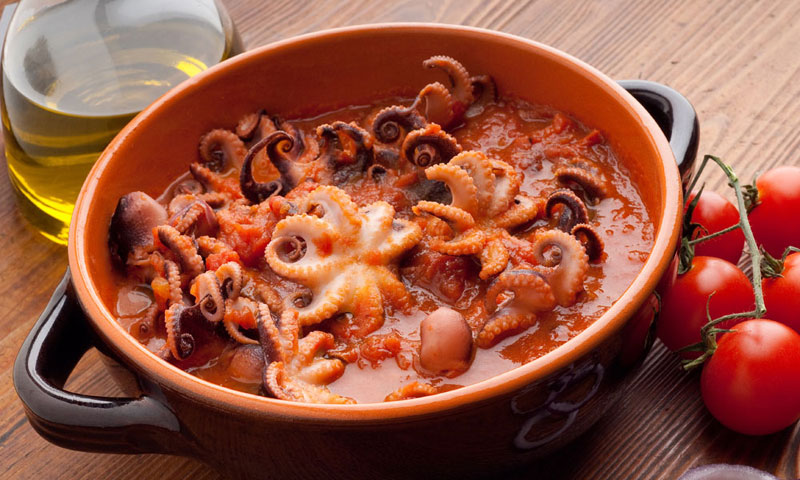 servir pulpo encebollado