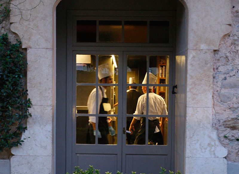 CÓMO RESERVAR EN EL RESTAURANTE