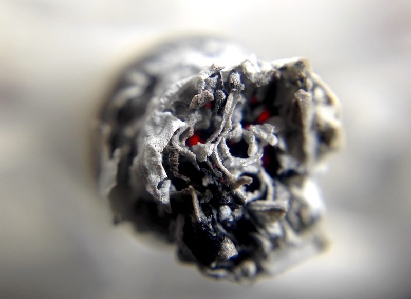 QUIÉN CONSUME TABACO PUEDE CONTAGIAR A OTRAS PERSONAS DE LA TERRAZA