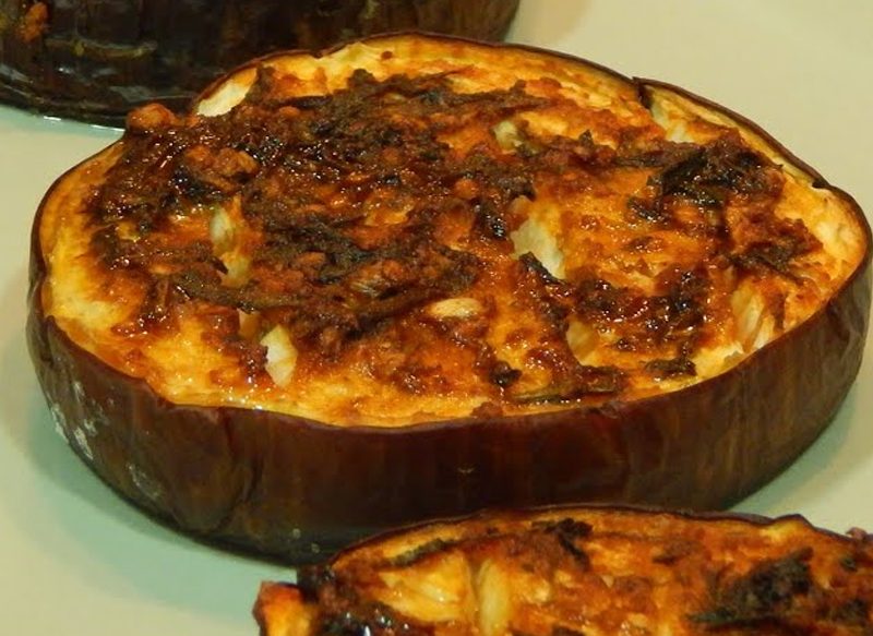 PASOS FINALES DE LAS BERENJENAS AL HORNO CON QUESO Y TOMATE