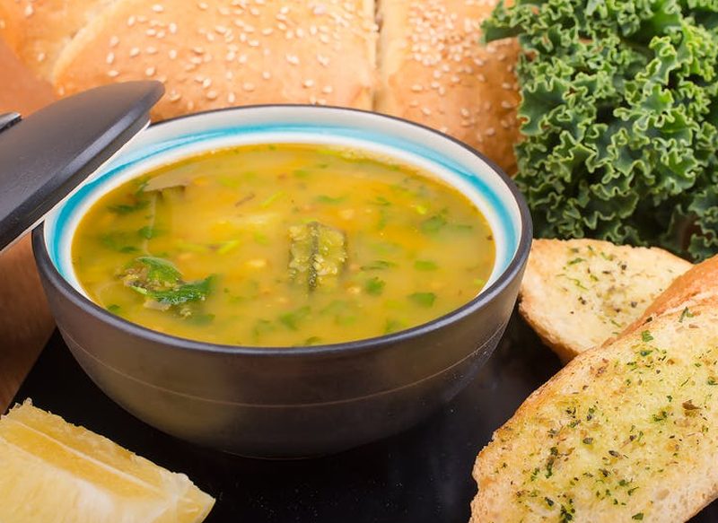 Sopa de ajo y sopa castellana: la diferencia de las dos recetas