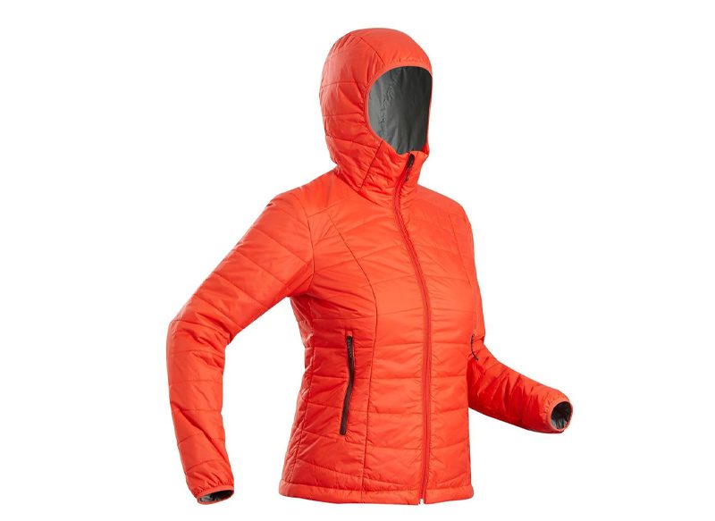 CHAQUETA ACOLCHADA DE MUJER FORCLAZ TREK 100, A LA VENTA EN DECATHLON