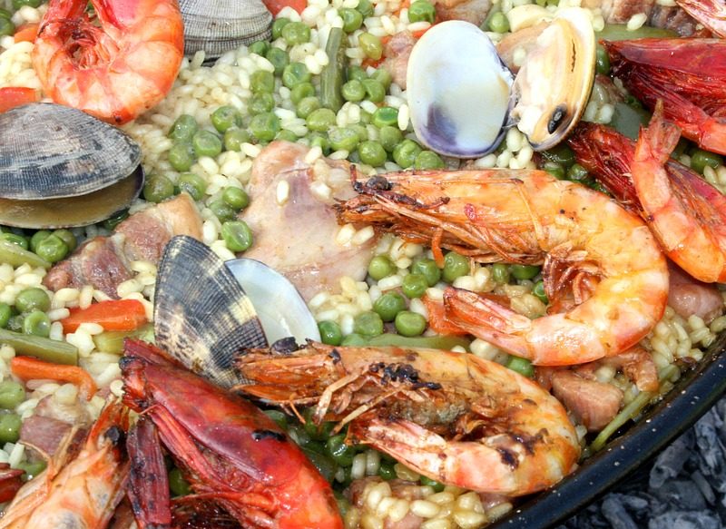 No es el azafrán: la especia que le da el toque definitivo a la paella