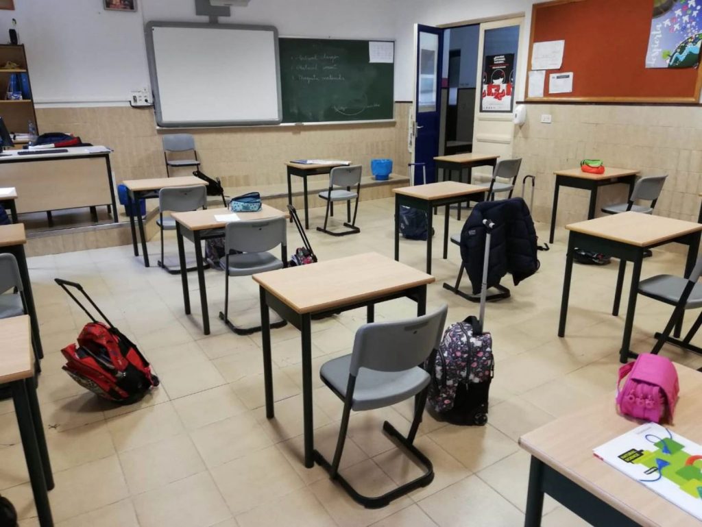 Castilla y Leon defiende mantener la distancia de 15 metros para garantizar la educacion presencial Moncloa