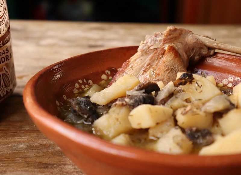 Cómo hacer un sencillo conejo al ajillo repleto de sabor
