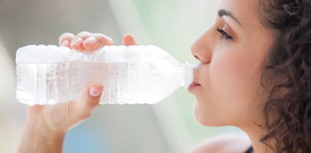 Da igual que comas poco: todos estos hábitos engordan 6 Moncloa Consumir poca agua