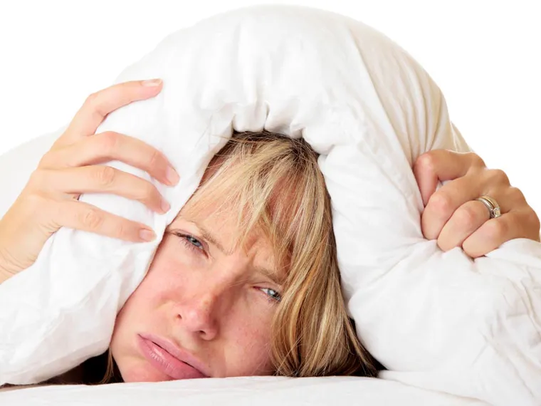Da igual que comas poco: todos estos hábitos engordan 4 Moncloa Dormir poco