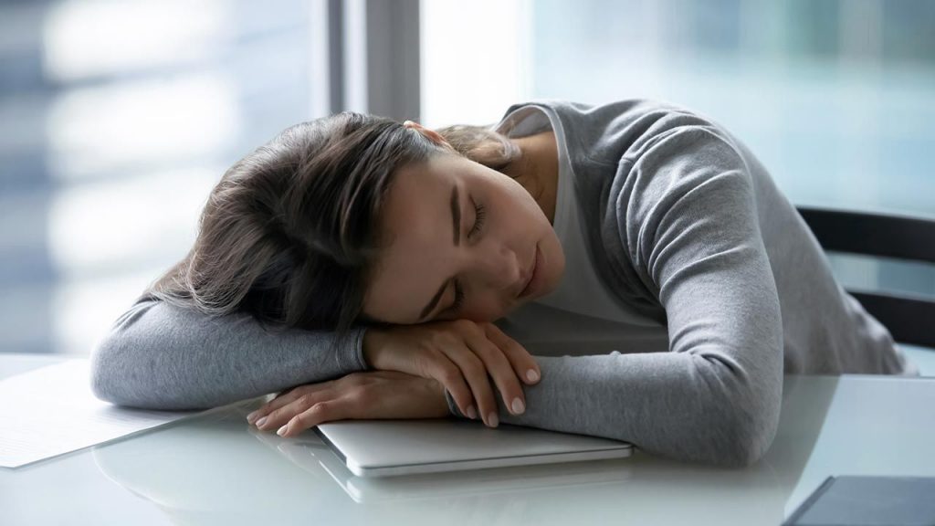 Obtenga los beneficios del sueño sin dormir en exceso