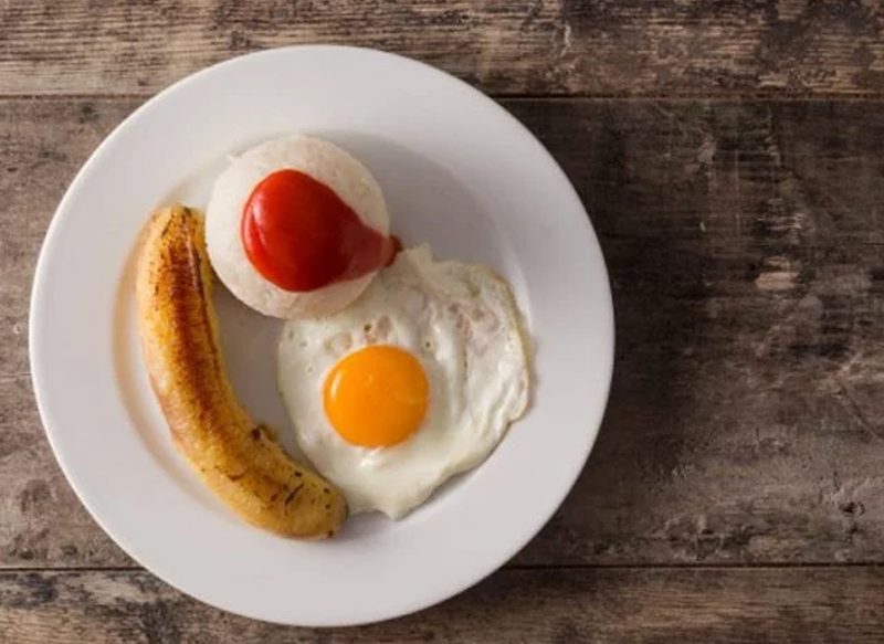 El clásico arroz a la cubana que siempre cocinas mal