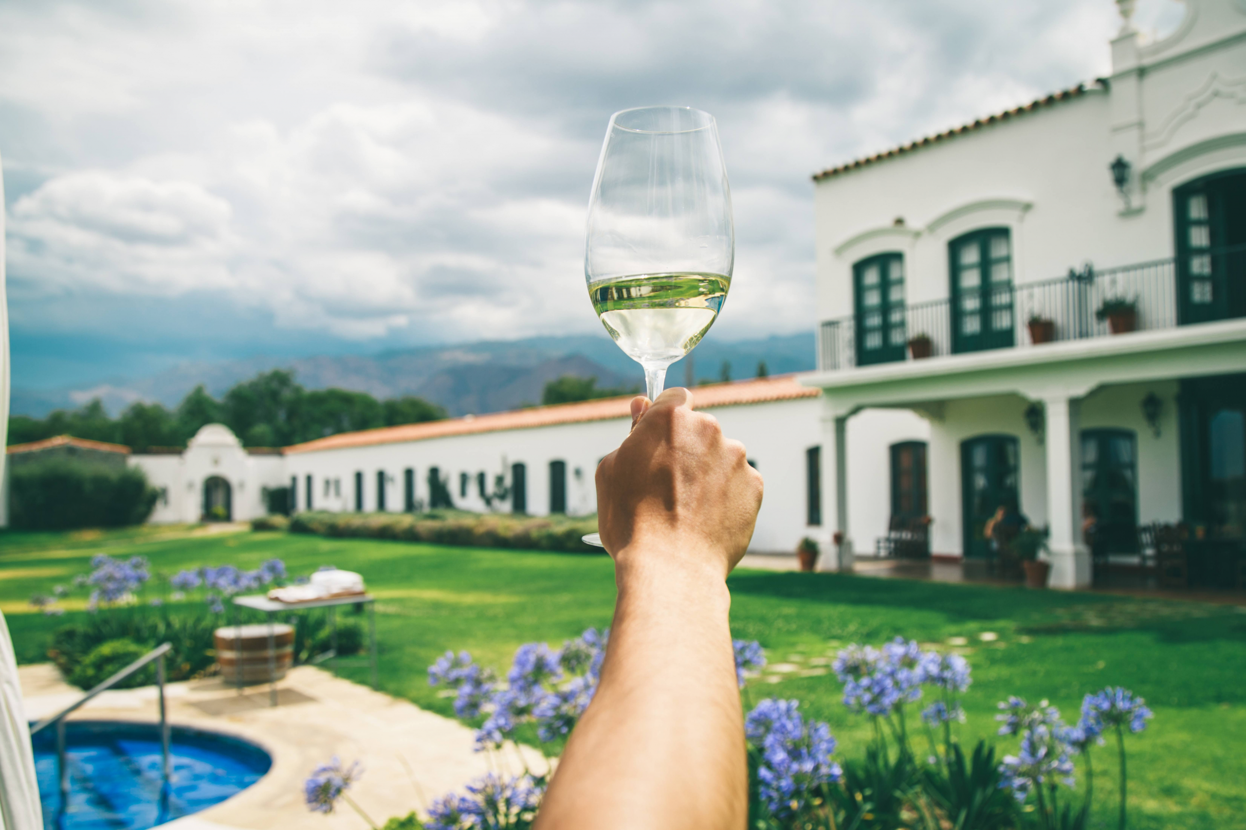 1647262049 Fincas antiguas y paisajes de ensue o son el marco ideal para disfrutar los vinos de altura scaled Moncloa