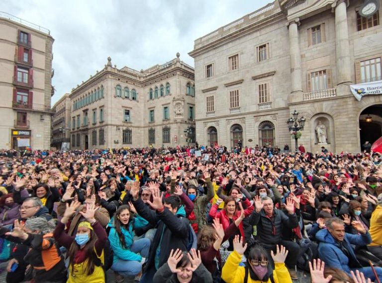 Unas 10.000 personas piden en Barcelona el cese del consejero de Educación catalán