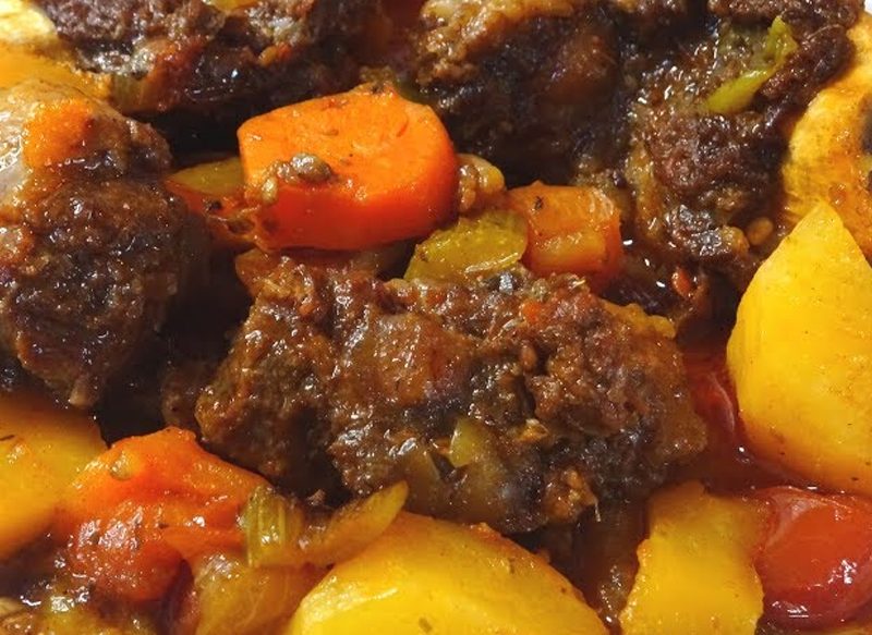 CÓMO ACOMPAÑAR UNAS COSTILLAS GUISADAS