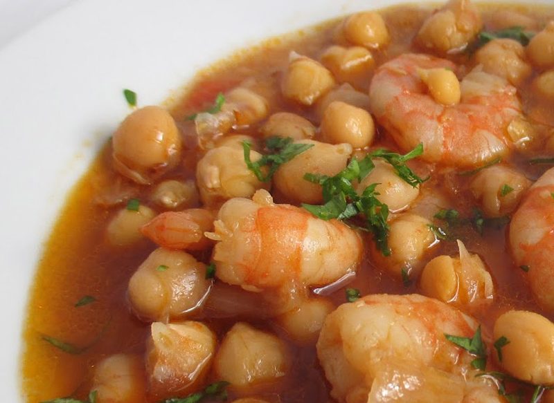 Estos garbanzos con langostinos serán tu nuevo plato del domingo