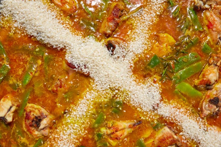 Cuándo echar el arroz a la paella?