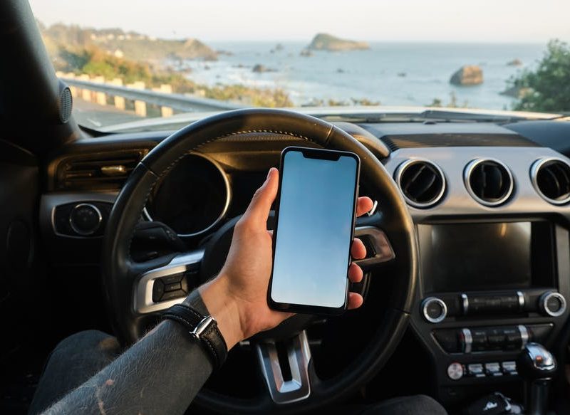 DGT: ¿Puedo usar el móvil si está el coche parado?