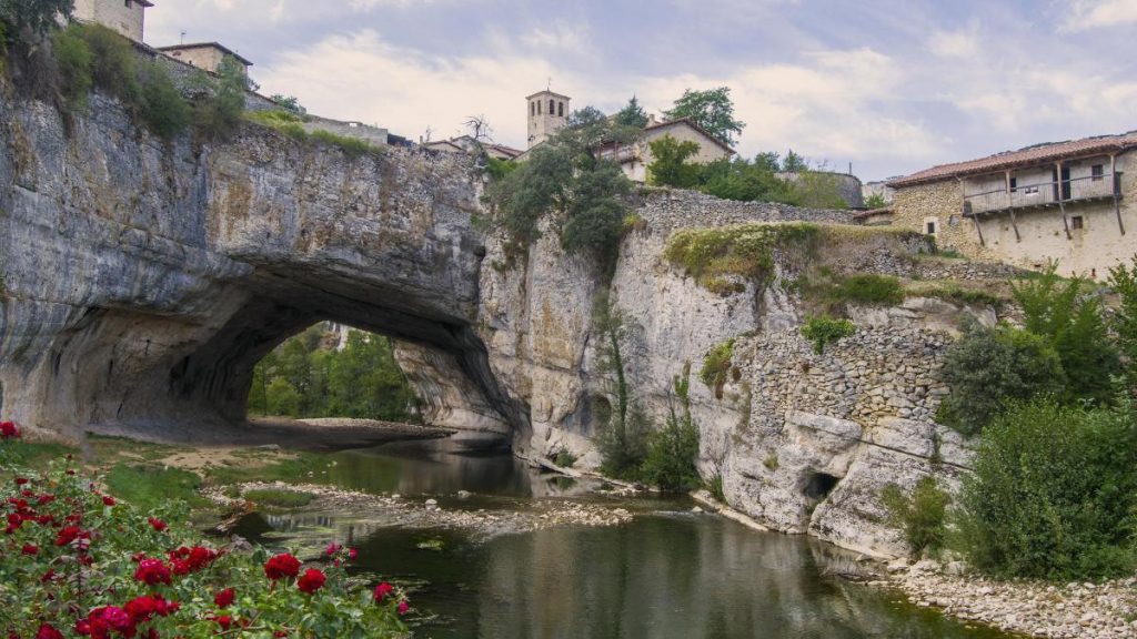 Esto es lo que puedes ver en Puentedey (Burgos) 4 Moncloa Un pueblo que se merecía estar entre los más bellos