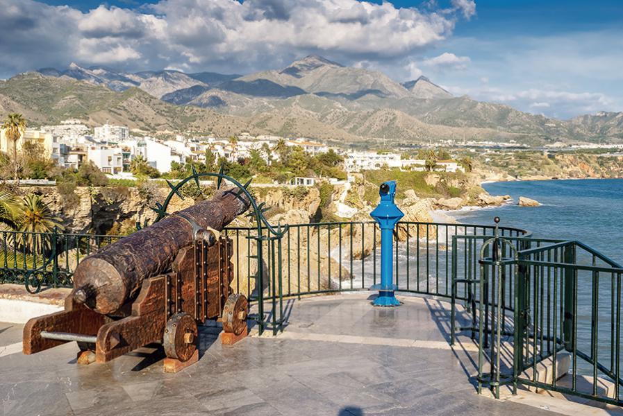 Nerja (Málaga, Andalucía): bañado por el mar mediterráneo