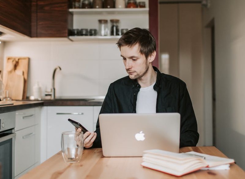 SOLO SE PUEDE UTILIZAR CON EL MÓVIL CERCA