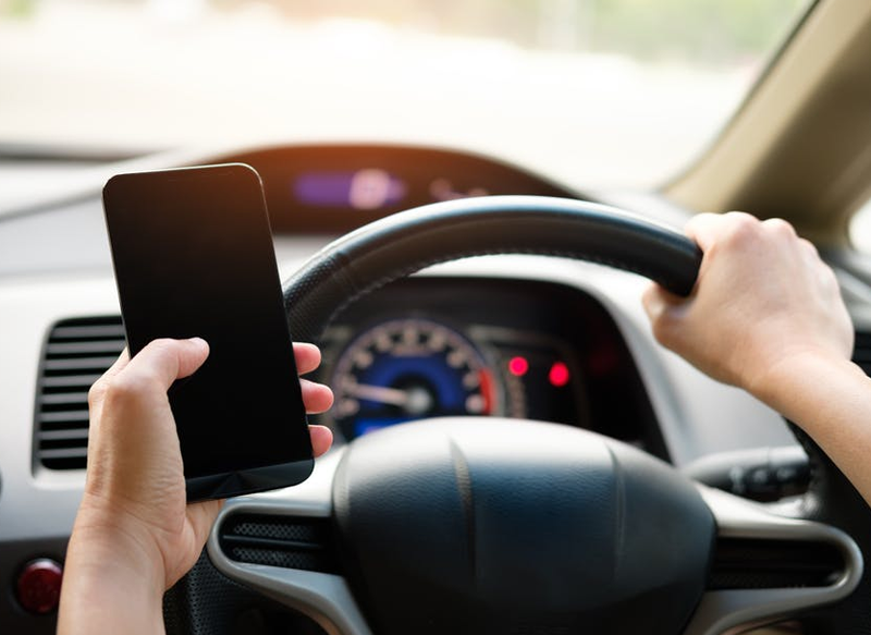 ¿CÓMO DEBE UTILIZAR EL MÓVIL UN CONDUCTOR?