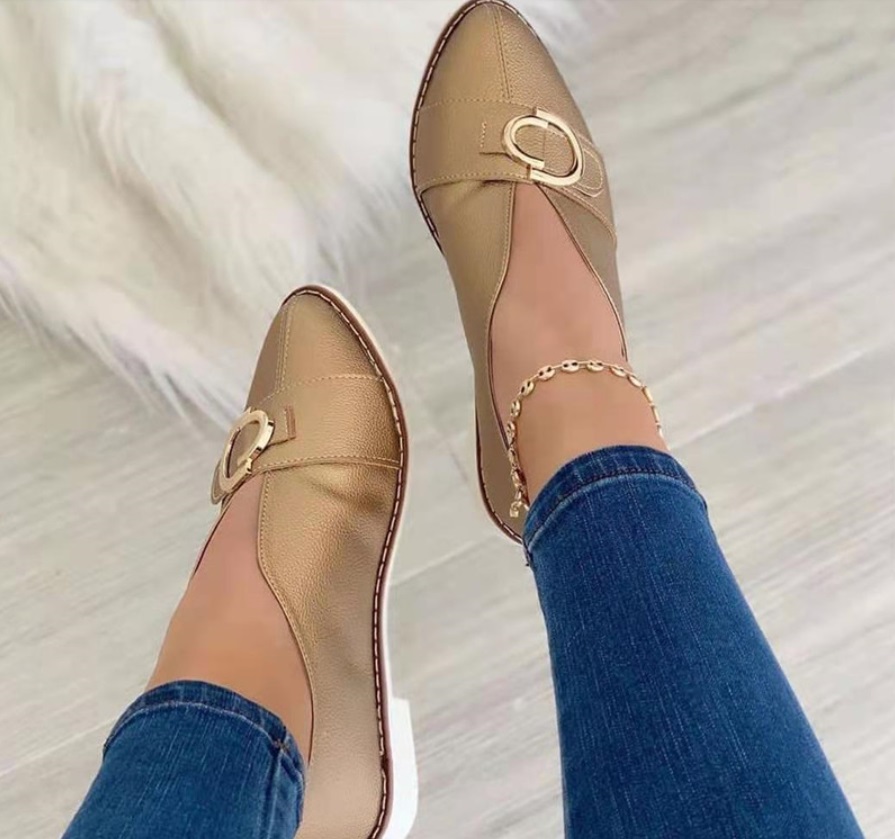 mocasines con detalle dorado