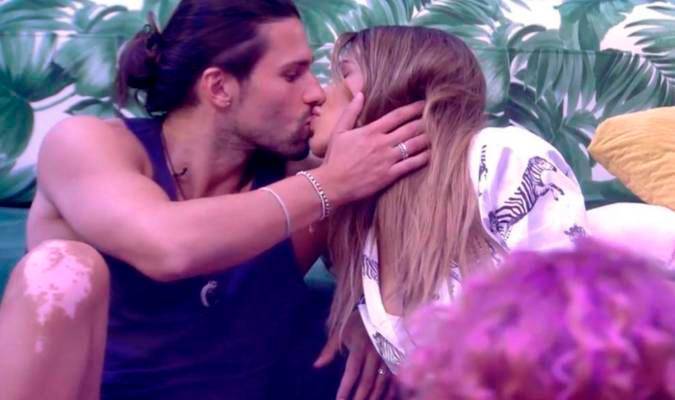 pareja secret story