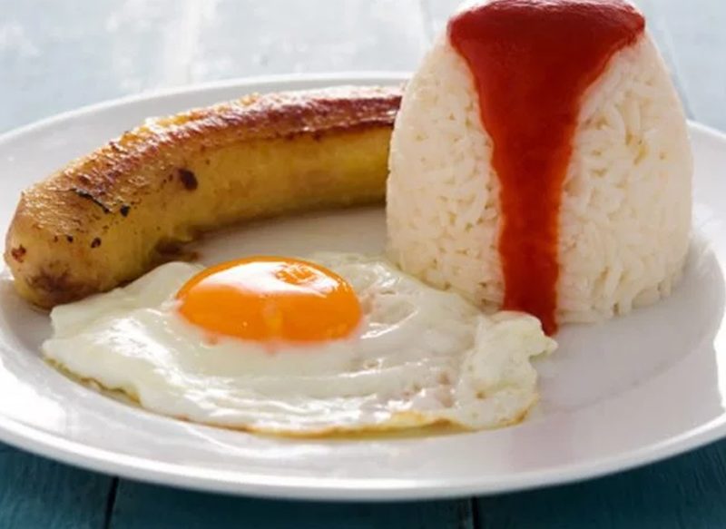 CÓMO PREPARAR EL CLÁSICO ARROZ A LA CUBANA