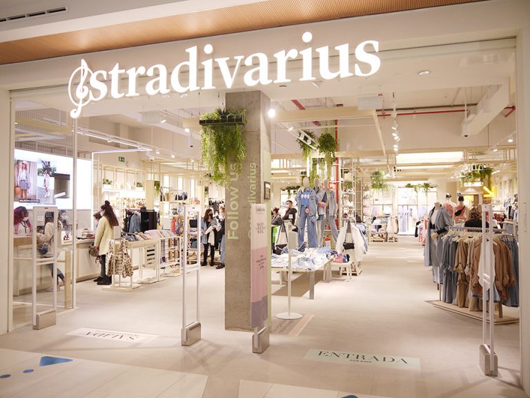 Stradivarius tiene esta blusa con estampado otoñal por 17,99 euros