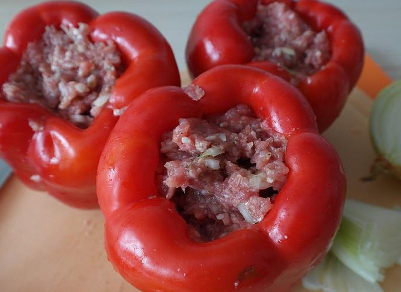 PASOS FINALES DE LOS PIMIENTOS RELLENOS DE GAMBAS