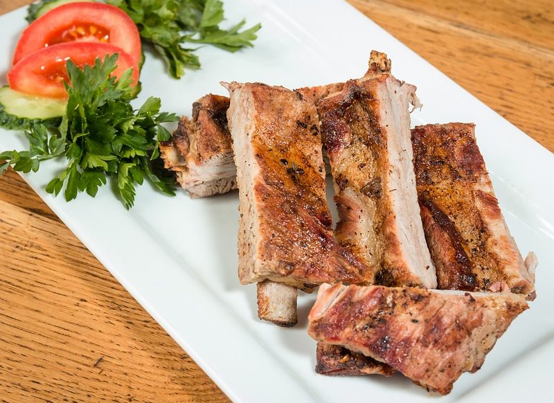 COSTILLAS EN SALSA CON VINO BLANCO, UN PLATO SENCILLO Y RICO