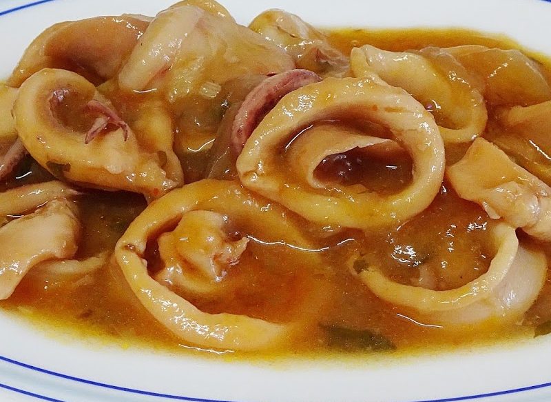 CALAMARES GUISADOS CON TOMATE