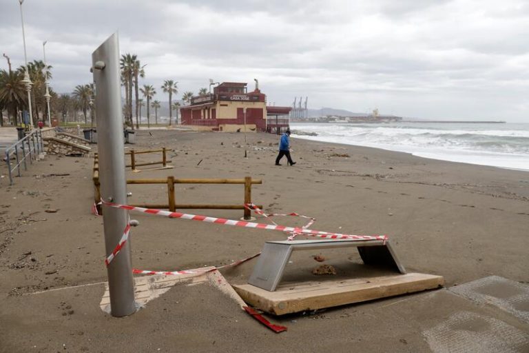Las playas de Málaga confían en estar listas para Semana Santa tras el temporal