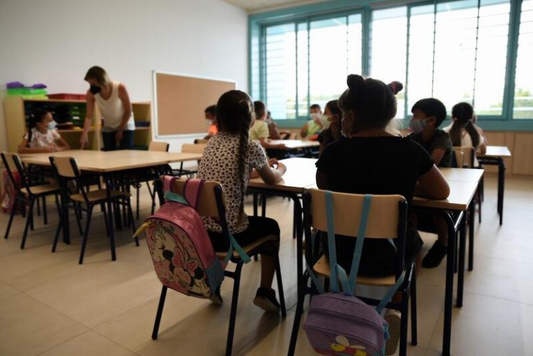 Andalucía empezará a retirar las mascarillas en aulas por «los más pequeños»
