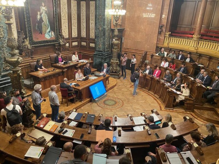 El pleno de Barcelona rechaza el espionaje a independentistas y pide al Gobierno que lo investigue