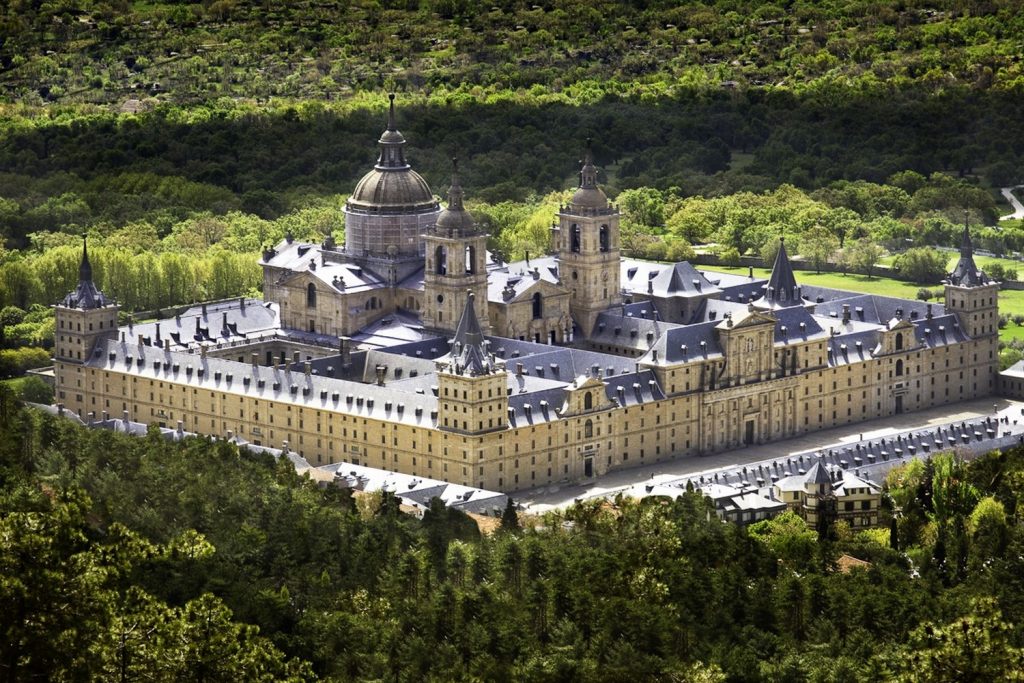 San Lorenzo de El Escorial, tiene uno de los castillos más impresionantes de Madrid
