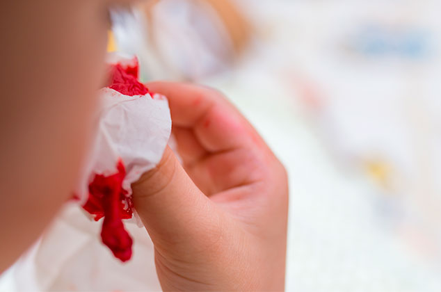 Cómo quitar la sangre seca de la ropa