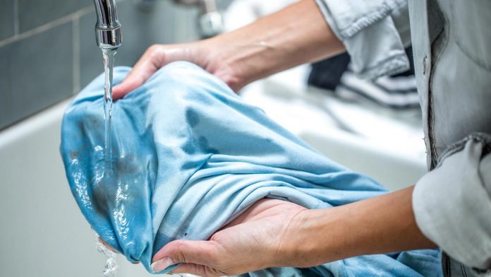 El truco para eliminar las manchas de sangre de la ropa
