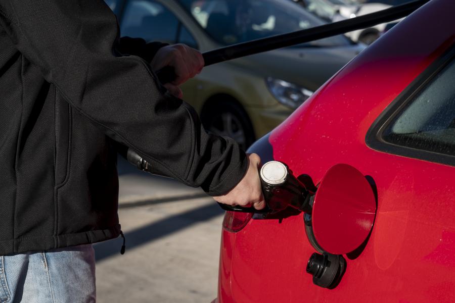 Cómo se debe echar la gasolina