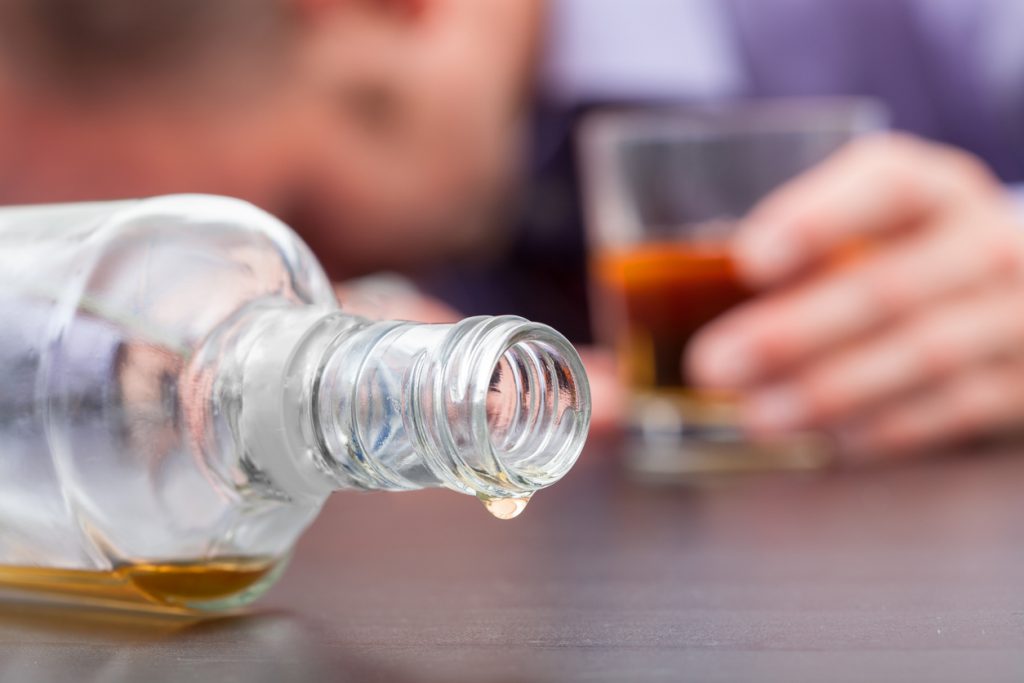 El alcohol puede causar cáncer de estómago