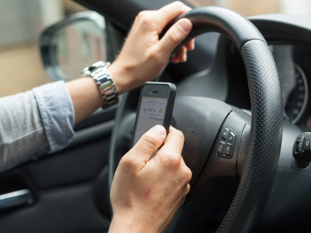 La DGT informa de las diferentes formas en las que te notifican una multa 3 Moncloa celular vs auto Moncloa
