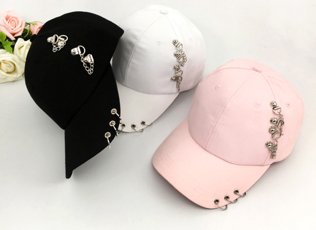 gorra con acabados metálicos