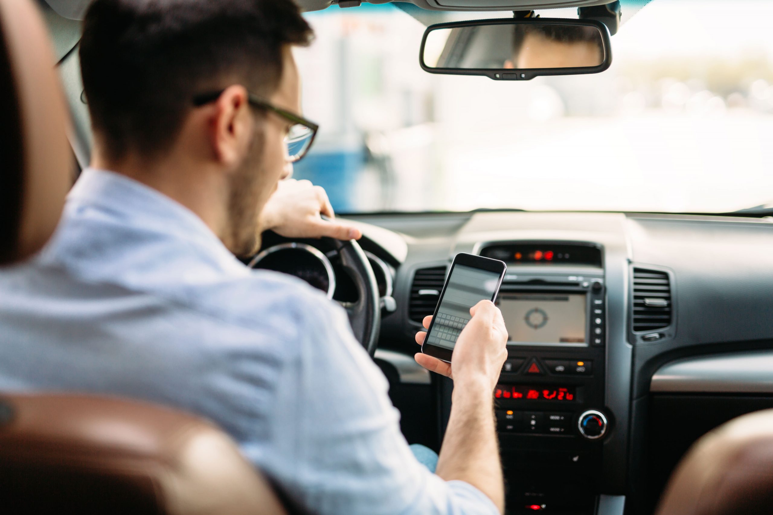 1653577610 man using phone while driving the car 2021 08 27 09 41 00 utc 1 scaled Moncloa