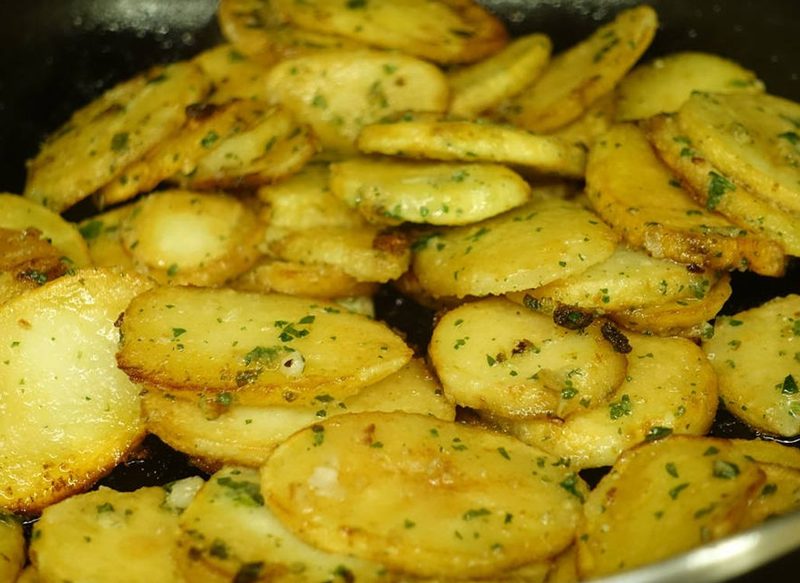 Patatas panadera: así se hace esta mítica guarnición en el microondas