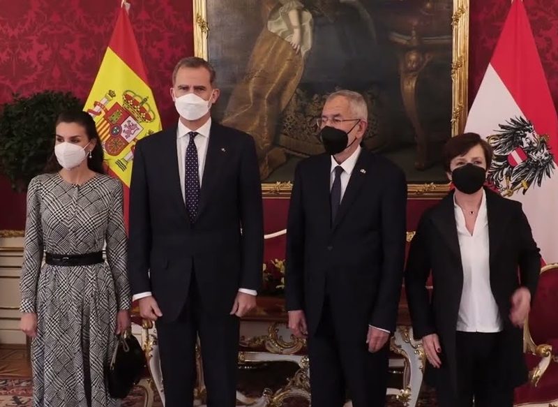 SALIDAS POR SEPARADO DE FELIPE VI Y LA REINA LETIZIA