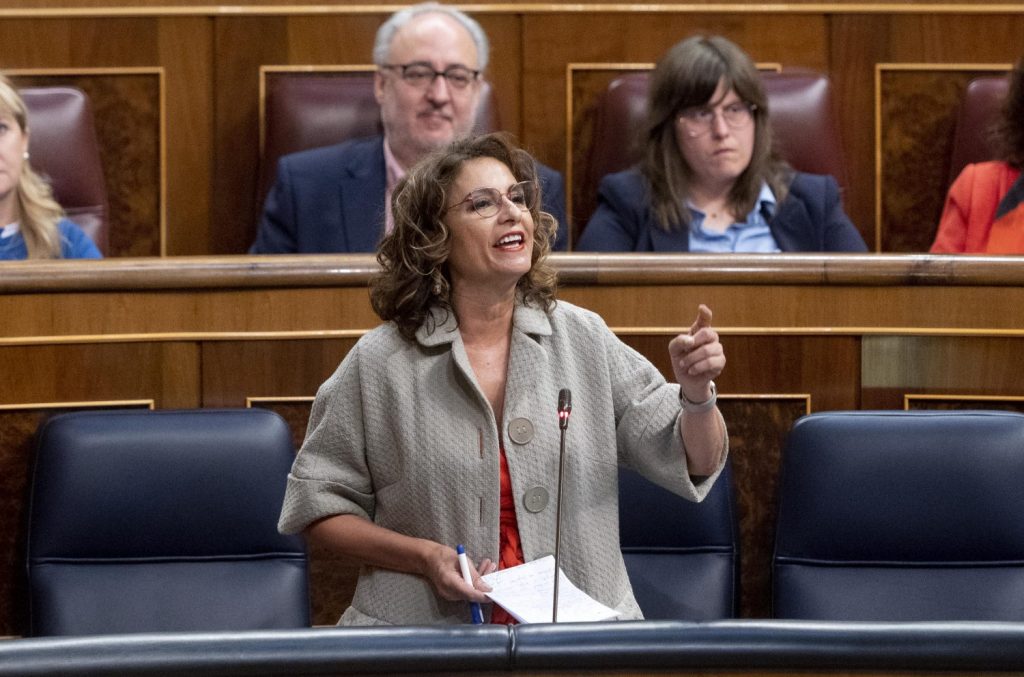 Los hombres de negro de Sánchez para lograr su investidura 1 Moncloa EuropaPress 4473741 ministra hacienda funcion publica maria jesus montero interviene sesion Moncloa